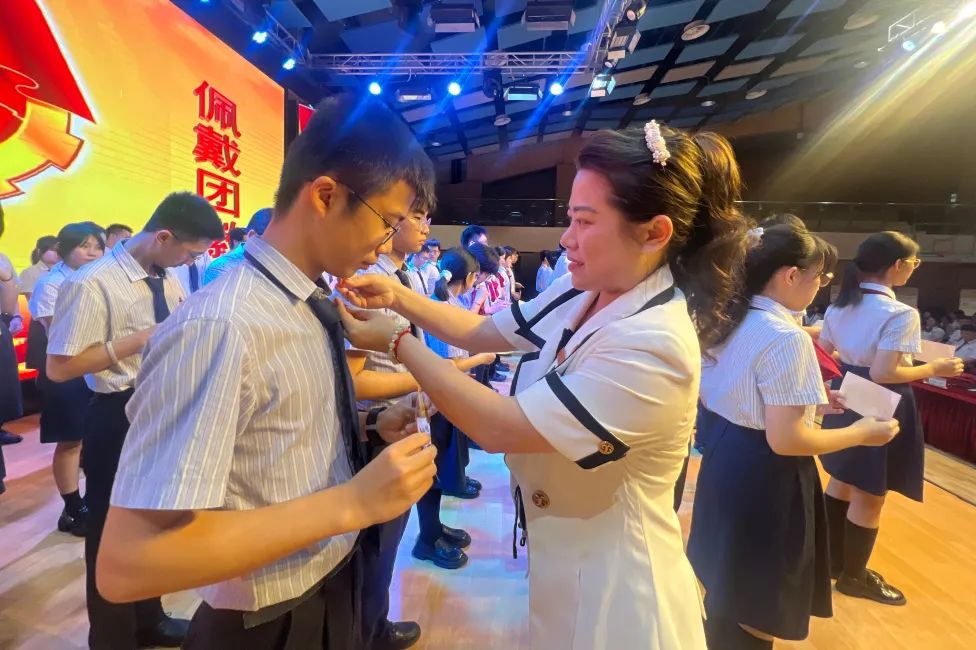 五四精神啟新篇，青春逐夢向未來——?？谏礁咧袑W(xué)2025年離隊入團儀式順利舉行-圖片6