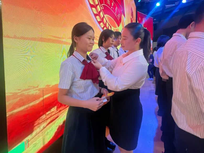 五四精神啟新篇，青春逐夢向未來——?？谏礁咧袑W(xué)2025年離隊入團儀式順利舉行-圖片6