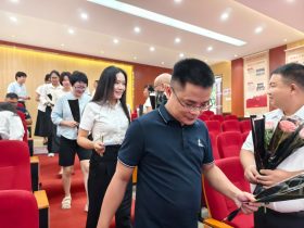 逐光同行，共啟新程——?？谏礁咧袑W(xué)舉行2025年秋季新教師、新職工入Jia儀式