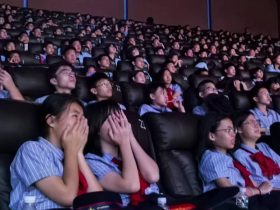 銘記歷史傷痛，傳承愛國薪火！我校組織七年級學(xué)子觀看愛國主義電影《731》